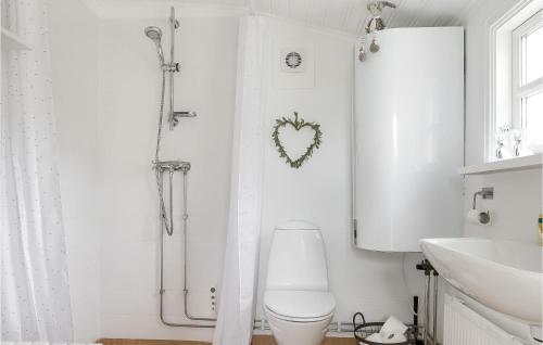 Stunning Home In Lagan With Wifi And 3 Bedrooms tesisinde bir banyo