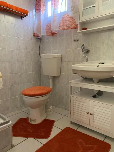 a bathroom with a toilet and a sink at Ferienwohung Marina in Großwoltersdorf