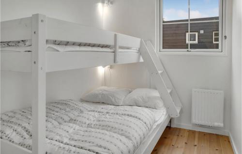 Bøtø Byにある2 Bedroom Beautiful Apartment In Vggerlseの窓付きの白い部屋の白い二段ベッド1台分です。