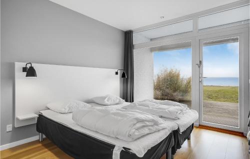 Postel nebo postele na pokoji v ubytování Stunning Apartment In Ebeltoft With House Sea View