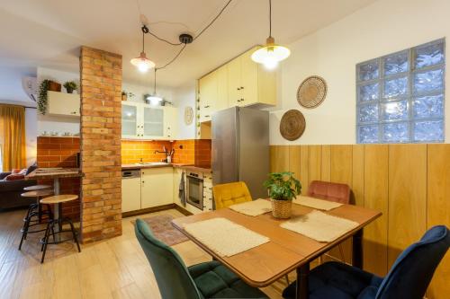 eine Küche und ein Esszimmer mit einem Tisch und Stühlen in der Unterkunft Bohome Budapest in Budapest