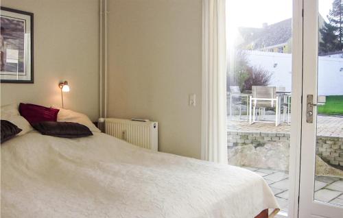 A bed or beds in a room at Stunning Apartment In Gudhjem With Outdoor Swimming Pool
