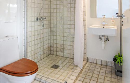 A bathroom at Stunning Apartment In Gudhjem With Outdoor Swimming Pool