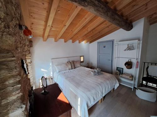 1 dormitorio con cama y techo de madera en La Corte 22, en Caprino Veronese
