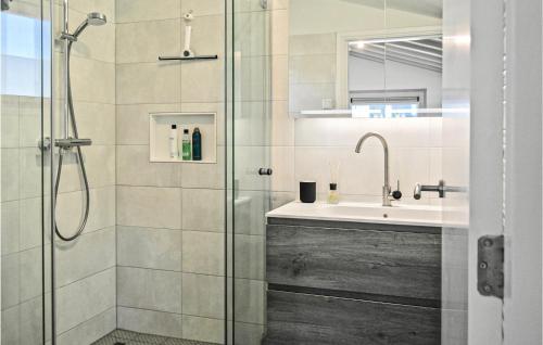 La salle de bains est pourvue d'une douche et d'un lavabo. dans l'établissement Vrije Vogels, à Bergen aan Zee