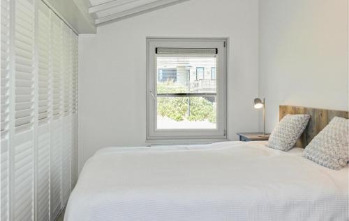 ベルゲン・アーン・ゼーにあるVrije Vogelsの白いベッドルーム(ベッド1台、窓付)