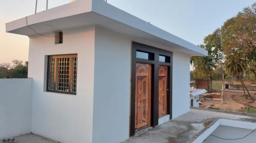 カジュラーホーにあるJiNo Homestayの白い家