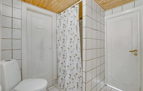 La salle de bains est pourvue d'un rideau de douche et de toilettes. dans l'établissement Stunning Home In Ulfborg With Kitchen, à Ulfborg