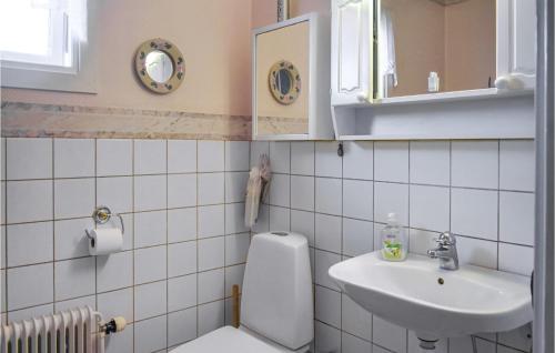 Kylpyhuone majoituspaikassa Beautiful Home In Slvesborg With Kitchen
