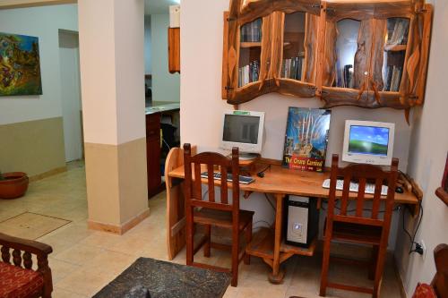 Habitación con escritorio y 2 ordenadores. en La Salamanca en Salta