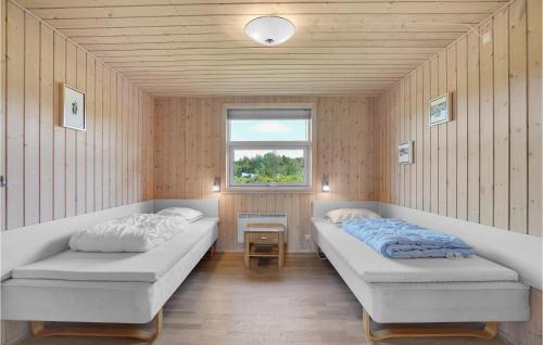 sypialnia z 2 łóżkami i oknem w obiekcie Nice Home In Hovborg With Sauna w mieście Hovborg