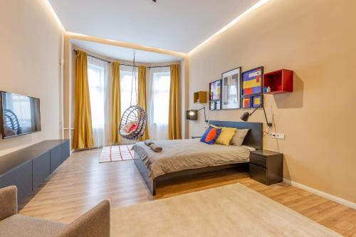 Un dormitorio con una cama y una ventana grande. en W24- Boutique Apartments, Best Location. By BQA, en Budapest