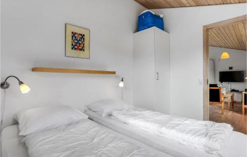 Ένα ή περισσότερα κρεβάτια σε δωμάτιο στο 2 Bedroom Stunning Home In Gudhjem