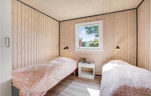 1 dormitorio con 2 camas y ventana en Gorgeous Home In Bogense With Kitchen, en Bogense
