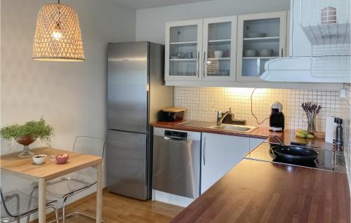 Kuchyň nebo kuchyňský kout v ubytování Stunning Apartment In Kristiansand S With Wifi And 2 Bedrooms