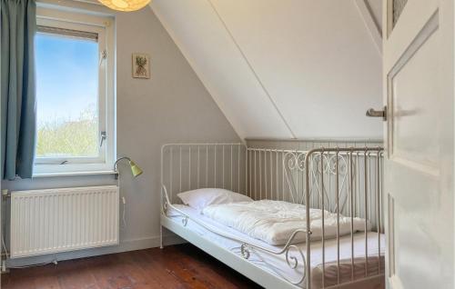 Postel nebo postele na pokoji v ubytování 3 Bedroom Nice Home In Zonnemaire