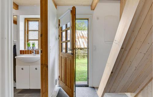 uma casa de banho com uma porta de madeira e um lavatório em 2 Bedroom Stunning Apartment In Aabenraa em Aabenraa