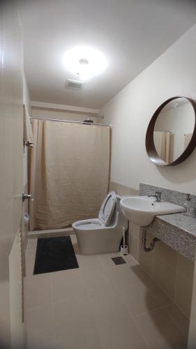 Ένα μπάνιο στο Infina Towers affordable staycation and spacious 2BR condo Quezon City