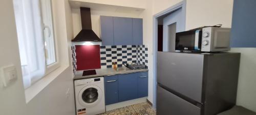 une cuisine avec un réfrigérateur et une machine à laver dans l'établissement MAIRIE, Apart 50 m2 , Lumineux , Rénové , 4 Pers., au Havre