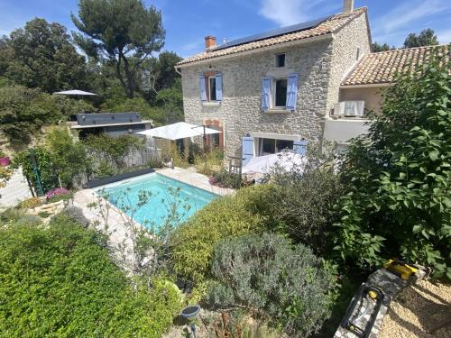une vue extérieure d'une maison avec piscine dans l'établissement La suite de charme du Mas de la Fontaine de Jonquier avec SPA privatif, à Séguret