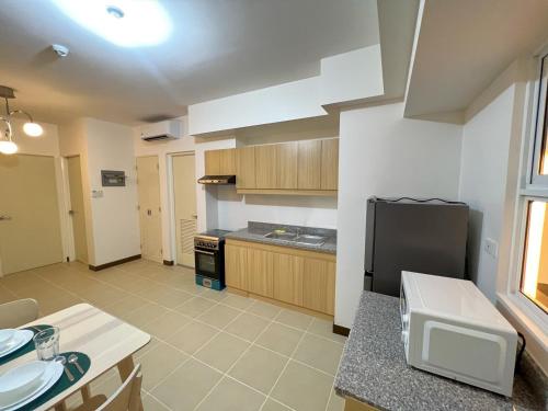 Η κουζίνα ή μικρή κουζίνα στο Infina Towers affordable staycation and spacious 2BR condo Quezon City