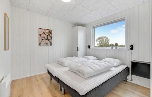 Cama en habitación con ventana en Stunning Home In Lgstrup With Wifi en Løgstrup