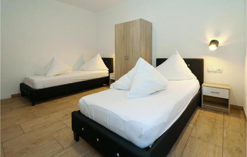 1 Schlafzimmer mit 2 Betten und weißen Kissen in der Unterkunft 1 Bedroom Stunning Apartment In Lngenfeld in Längenfeld