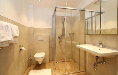 ein Bad mit einer Dusche, einem WC und einem Waschbecken in der Unterkunft 1 Bedroom Stunning Apartment In Lngenfeld in Längenfeld