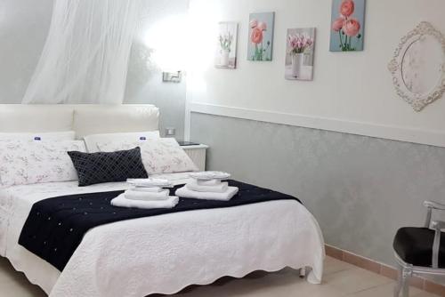 ein Schlafzimmer mit einem Bett mit Handtüchern darauf in der Unterkunft Holiday Home Casa Vacanza Il Gelsomino IUNQ9330 in Siniscola