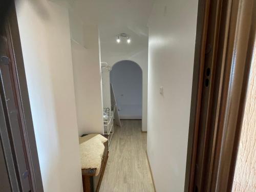 a hallway with a hallway leading into a room at Väikekorter in Pärnu