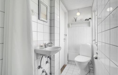 Et badeværelse på 2 Bedroom Amazing Home In Lemvig