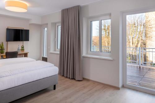 1 dormitorio con cama y ventana grande en Gästehaus Dillertal, en Bruchhausen-Vilsen