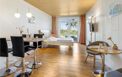 Postel nebo postele na pokoji v ubytování Pet Friendly Apartment In Allinge