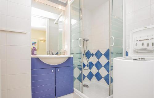 y baño con lavabo y ducha. en Stunning Apartment In Thoule-sur-mer With Kitchen, en Théoule-sur-Mer