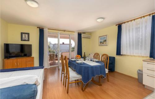 Televízia a/alebo spoločenská miestnosť v ubytovaní Beautiful Apartment In Krk