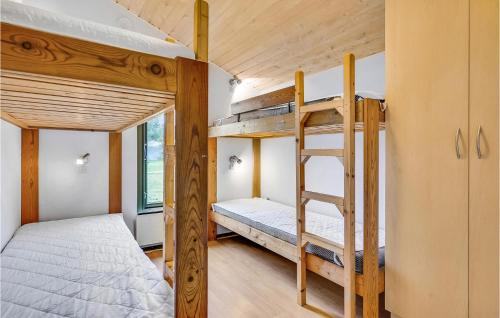 kilka łóżek piętrowych w małym pokoju w obiekcie Pet Friendly Home In Hanstholm With Kitchen w mieście Hanstholm