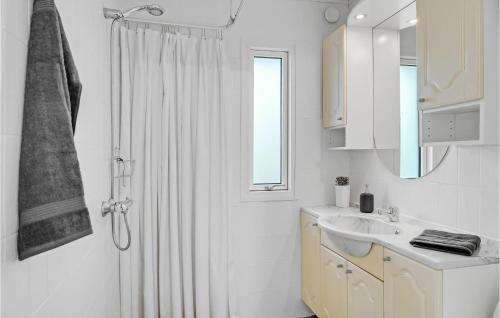 uma casa de banho branca com um chuveiro e um lavatório. em Amazing Home In Vinderup With Wifi em Vinderup