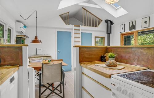Η κουζίνα ή μικρή κουζίνα στο Stunning Home In Hornbæk With Wifi
