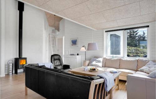 sala de estar con sofá y mesa en Cozy Home In Vestervig With Wifi en Vestervig