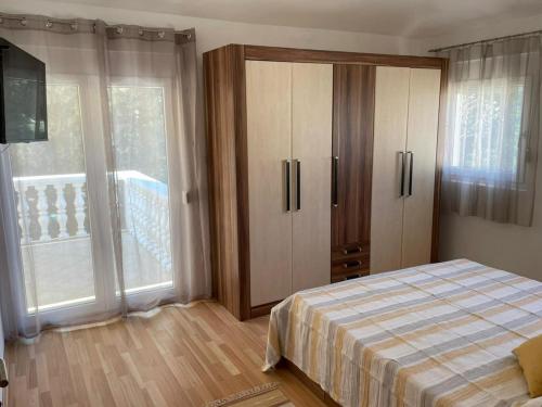 Katil atau katil-katil dalam bilik di Apartman Tratica Ugljan