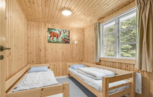 Habitación con 2 camas y ventana en Stunning Home In Gistrup With Wifi en Gistrup