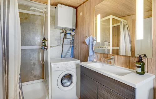 ein Badezimmer mit einer Waschmaschine und einem Waschbecken in der Unterkunft Amazing Home In Lemvig With House Sea View in Lemvig