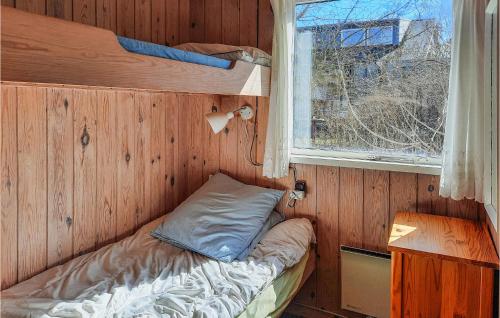 Habitación pequeña con cama y ventana en 3 Bedroom Lovely Home In Anholt en Anholt
