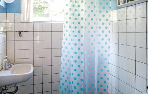 a bathroom with a shower curtain and a sink at 3 Bedroom Lovely Home In Anholt in Anholt
