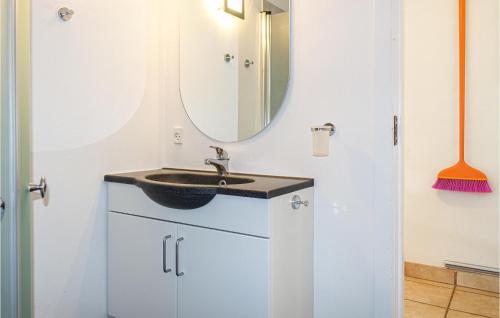y baño con lavabo y espejo. en Beautiful Apartment In Gudhjem With House Sea View, en Gudhjem