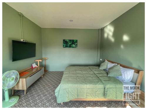 um quarto com uma cama e uma televisão de ecrã plano em The One House em Nan