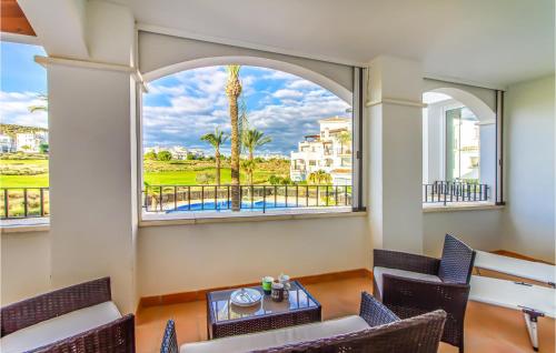 Zimmer mit 2 Fenstern, einem Tisch und Stühlen in der Unterkunft Amazing Apartment In Sucina With Wifi in Sucina