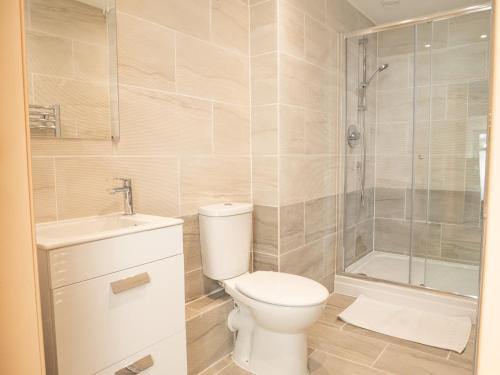 łazienka z toaletą i prysznicem w obiekcie Ellingham Self-Catering Cottages w mieście St Peter Port