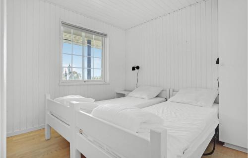 4 Bedroom Nice Home In Knebel tesisinde bir odada yatak veya yataklar