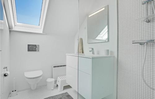 4 Bedroom Nice Home In Knebel tesisinde bir banyo